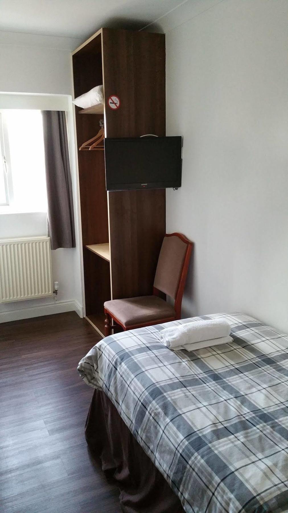 Hostal Lynden Court *